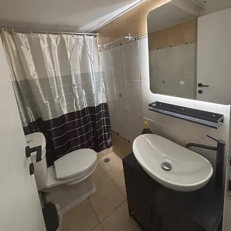 Apartment V House, Polichrono *