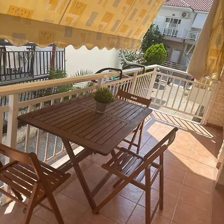 Apartment V House, Polichrono *
